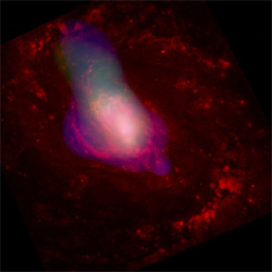 Galaxia NGC 1068 en imágenes en rayos X del Chandra y del espectro visible del Hubble muestran gas expulsado de un agujero negro supermasivo central.